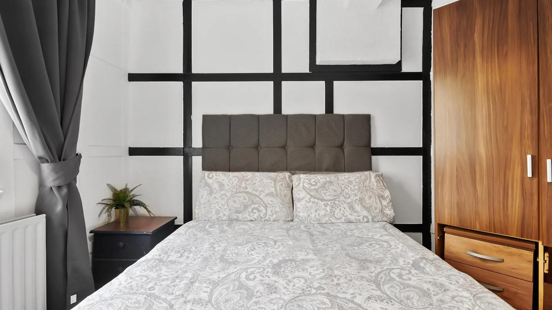 홈스테이 Private Bedroom Near Tower Bridge, Comfortable Stay With Shared Amenities! 런던