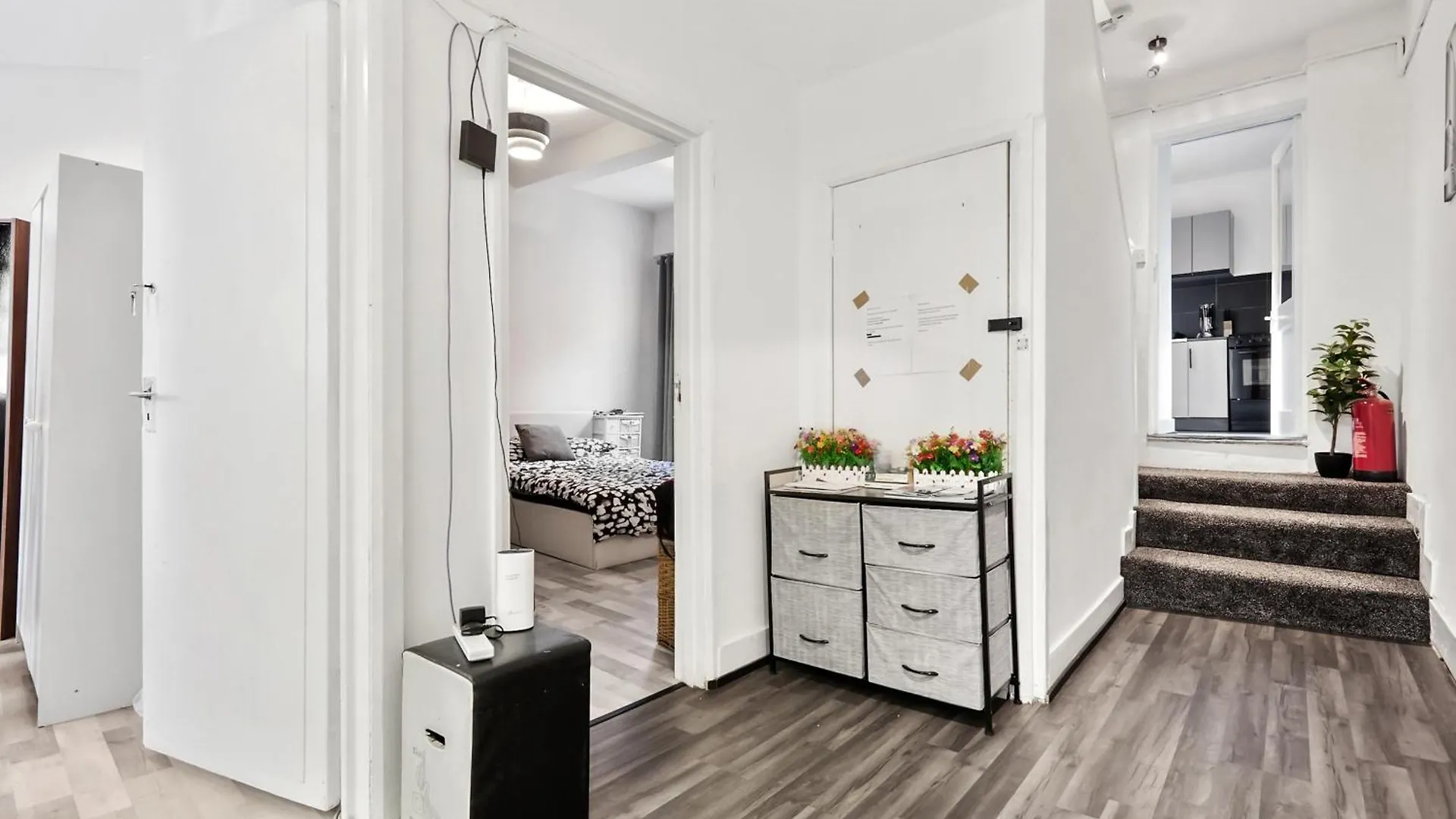 Private Bedroom Near Tower Bridge, Comfortable Stay With Shared Amenities! 런던 영국
