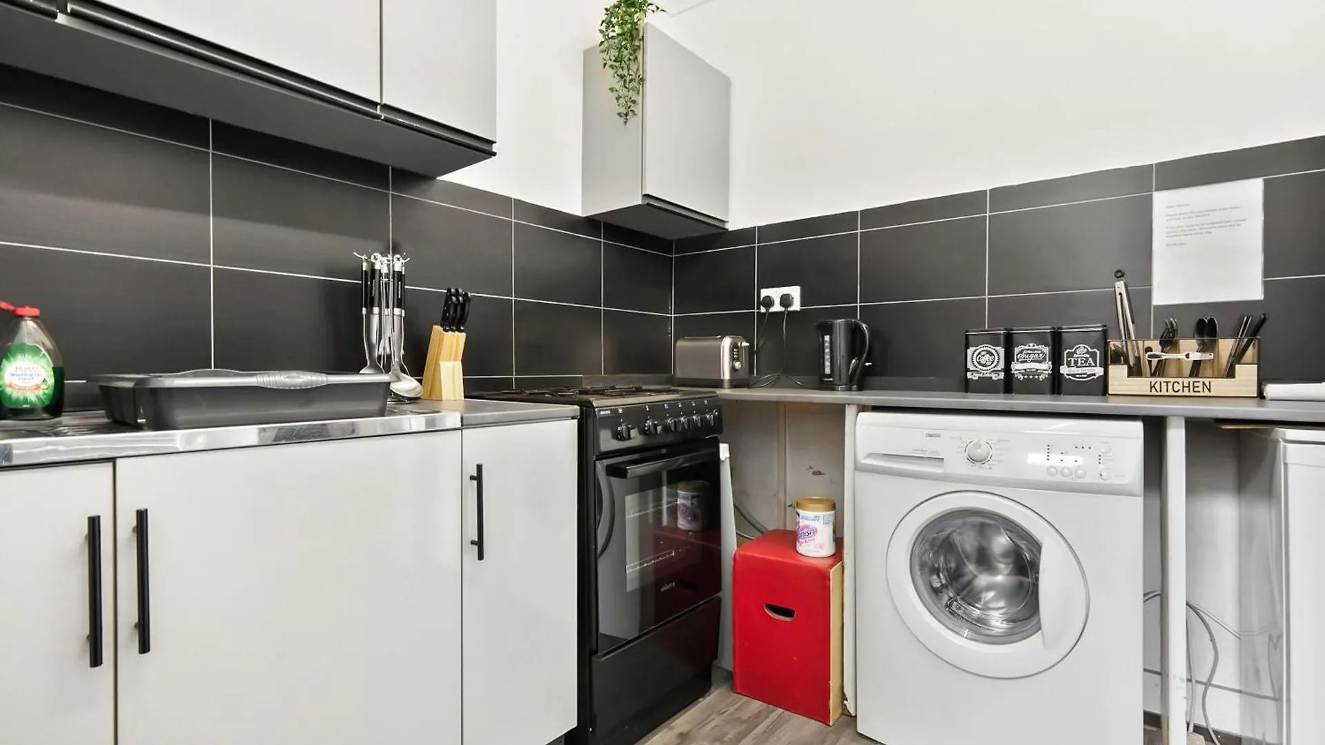 Private Bedroom Near Tower Bridge, Comfortable Stay With Shared Amenities! 런던 0*,  영국