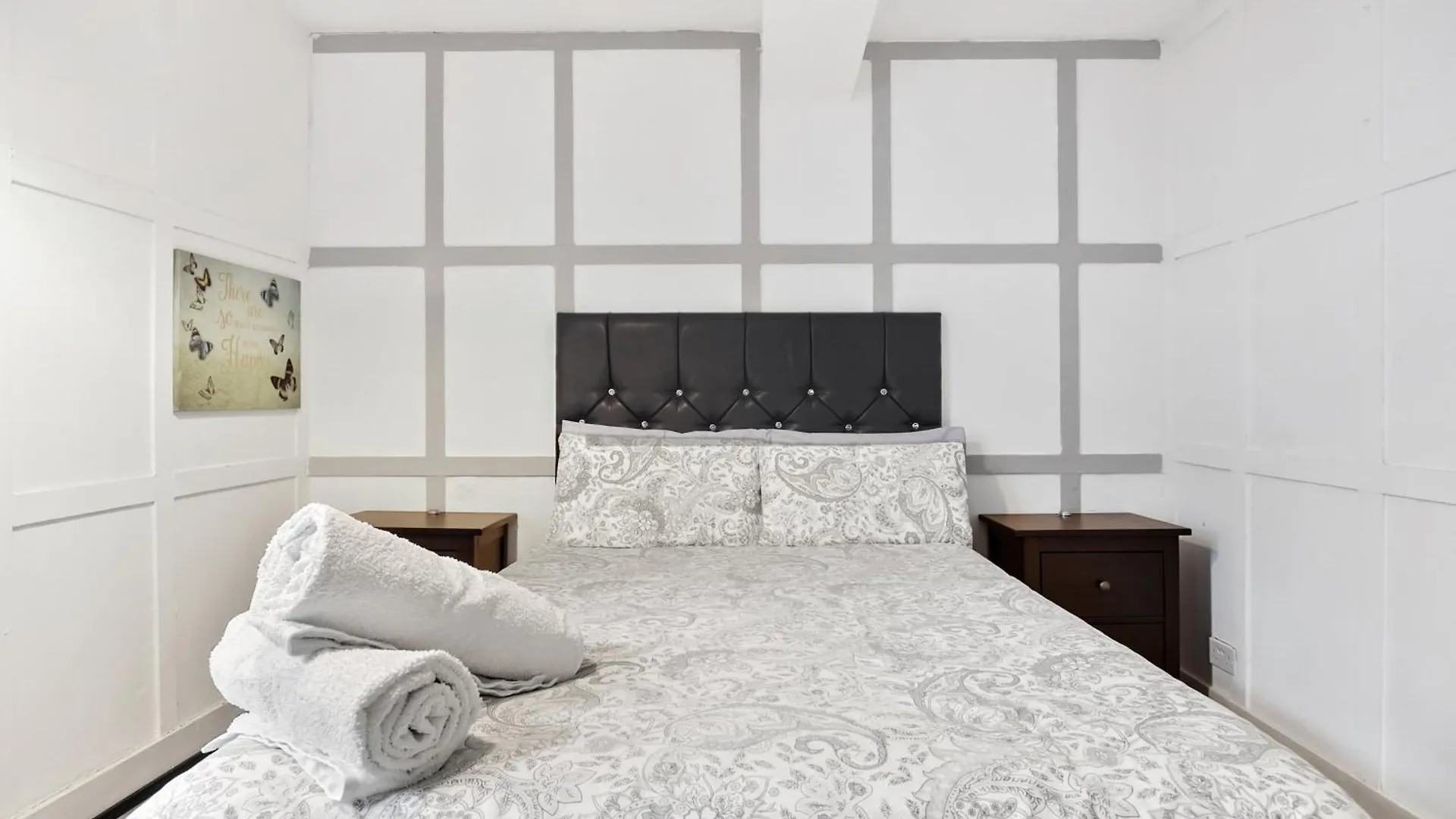 Private Bedroom Near Tower Bridge, Comfortable Stay With Shared Amenities! 런던 홈스테이
