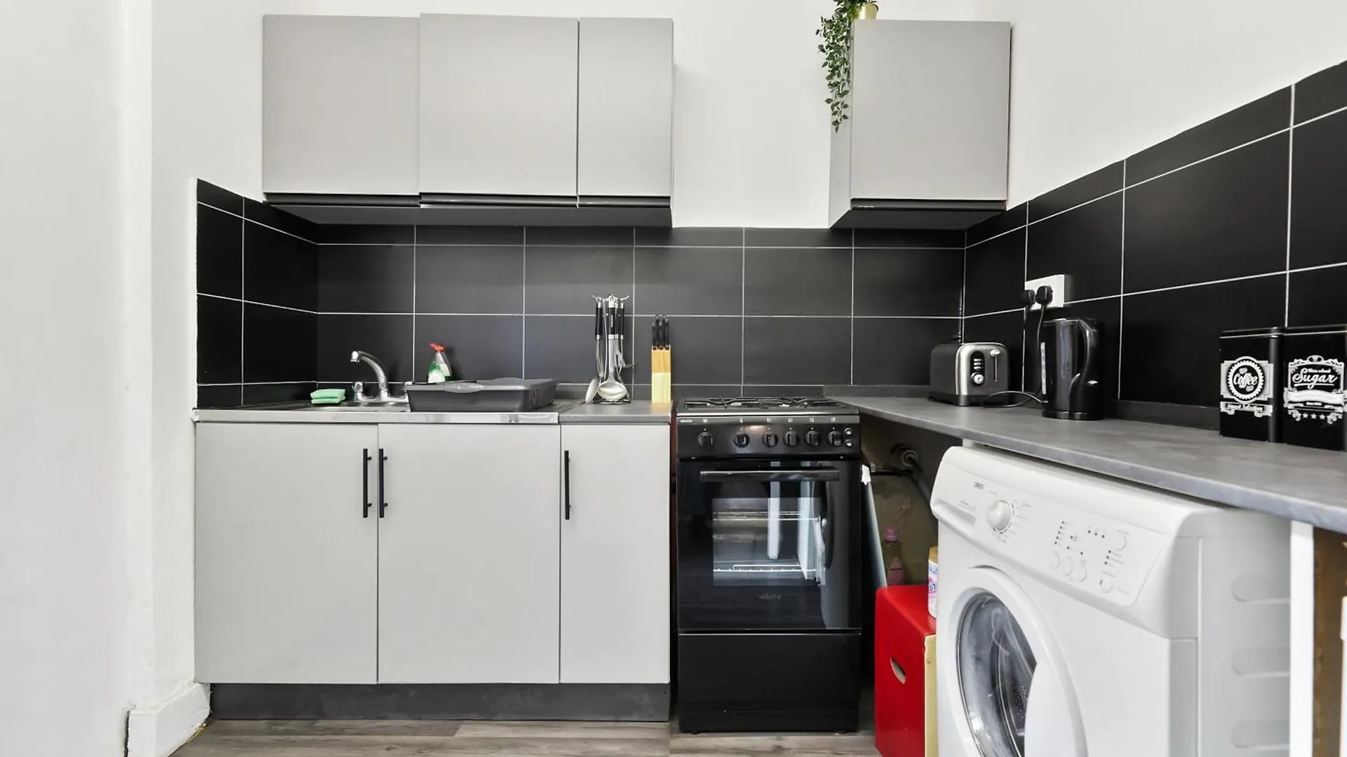 Private Bedroom Near Tower Bridge, Comfortable Stay With Shared Amenities! 런던 홈스테이