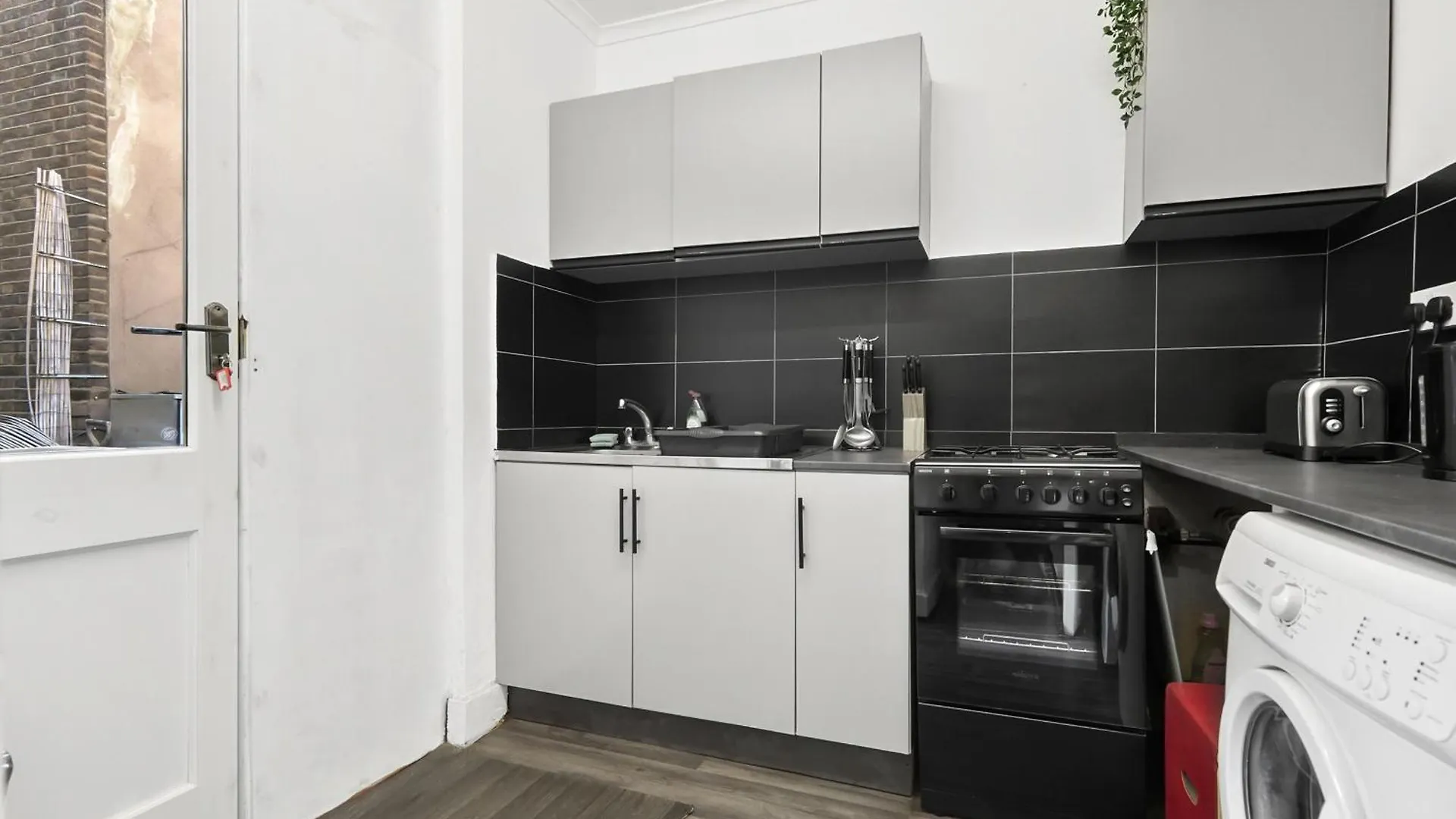 홈스테이 Private Bedroom Near Tower Bridge, Comfortable Stay With Shared Amenities! 런던