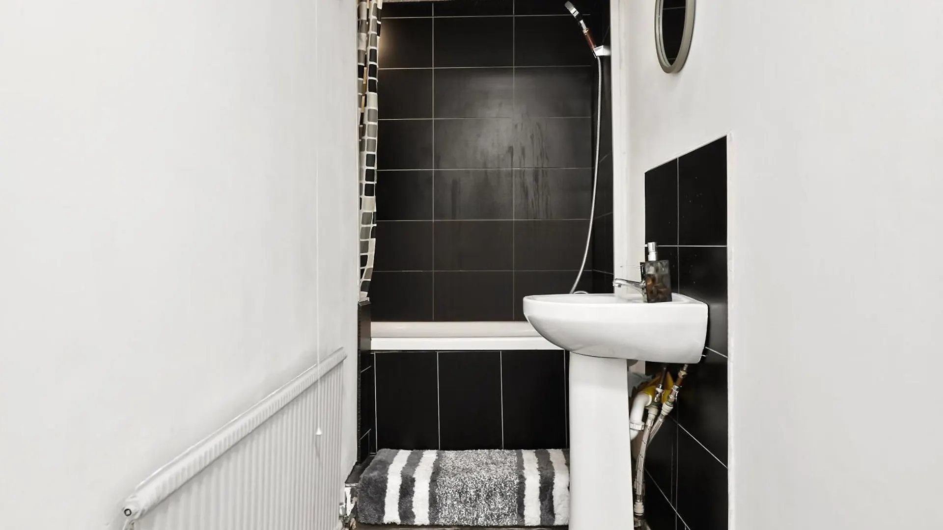 홈스테이 Private Bedroom Near Tower Bridge, Comfortable Stay With Shared Amenities! 런던