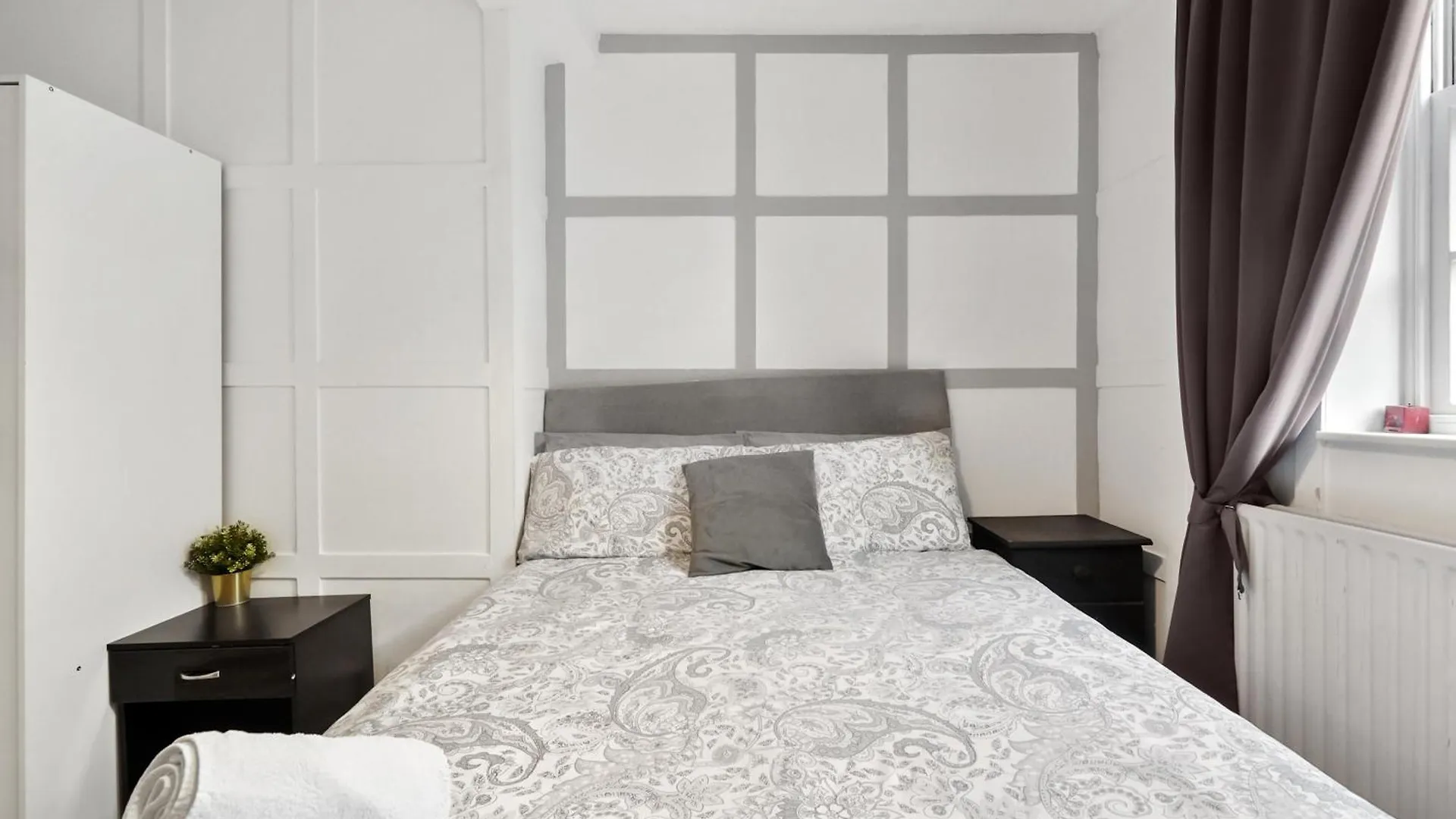 홈스테이 Private Bedroom Near Tower Bridge, Comfortable Stay With Shared Amenities! 런던