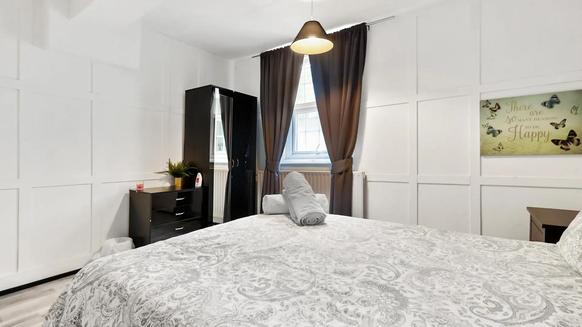 Private Bedroom Near Tower Bridge, Comfortable Stay With Shared Amenities! 런던 홈스테이