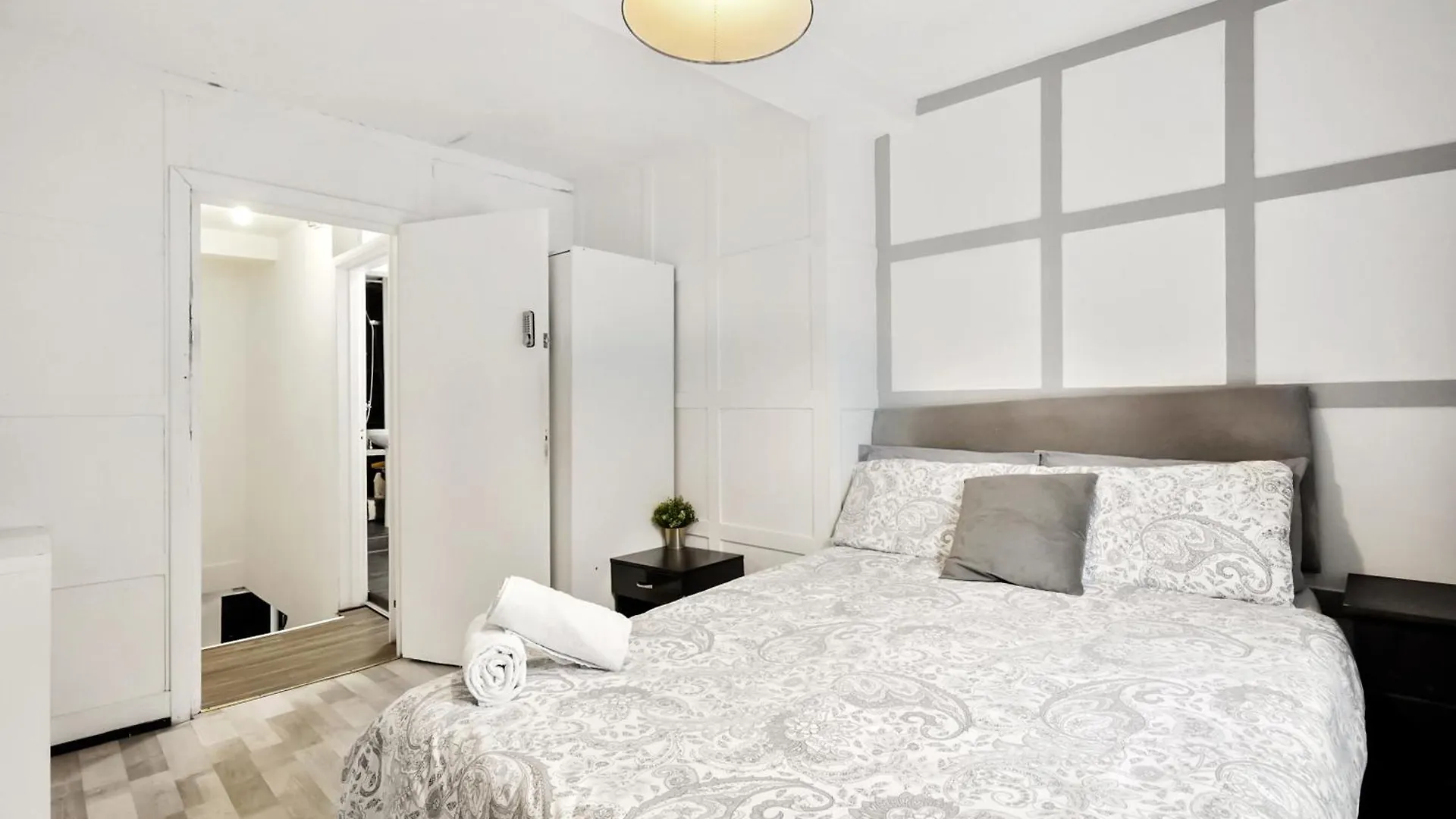 Private Bedroom Near Tower Bridge, Comfortable Stay With Shared Amenities! 런던